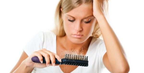 Caduta capelli - scopri come contrastare la caduta dei capelli e i rimedi naturali più efficaci per rinforzare i capelli deboli che cadono.