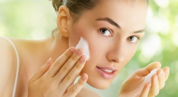 Passo 5 come fare la pulizia del viso in casa: idratare la pelle del viso con una crema idratante