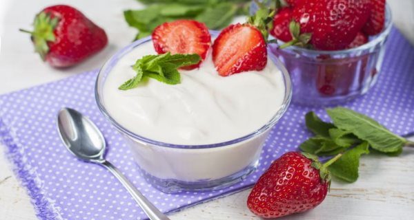 Yogurt bianco naturale proprietà e benefici. Scopri a cosa fa bene lo yogurt e i principali motivi per cui è fondamentale mangiare lo yogurt.
