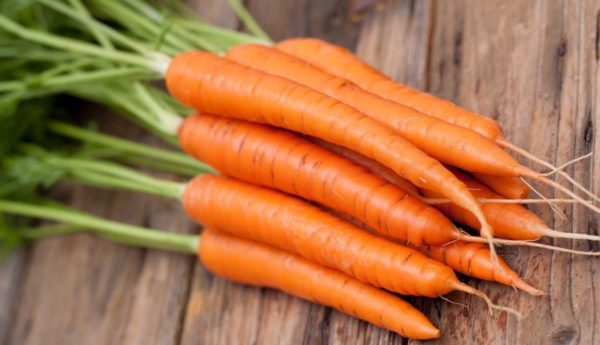 Carote: proprietà e benefici per la salute. Scopri a cosa serve la carota e come usare le carote in cucina o come rimedi naturale.