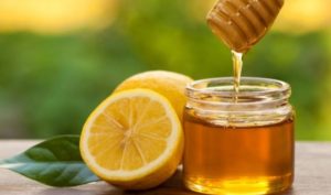 Bere acqua limone e miele fa bene o fa male? Scopri cosa succede se consumi ogni mattina un bicchiere di acqua calda e limone e miele.